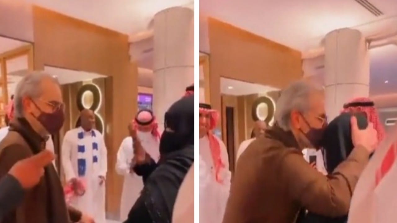 شاهد.. الأمير الوليد بن طلال يهدي مسنة سيارة ويقبل رأسها بسبب الهلال