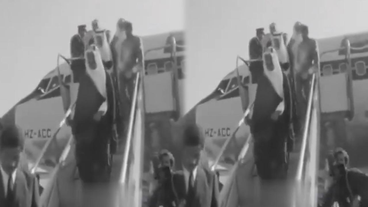 مقطع نادر للملك فيصل خلال زيارته للجزائر