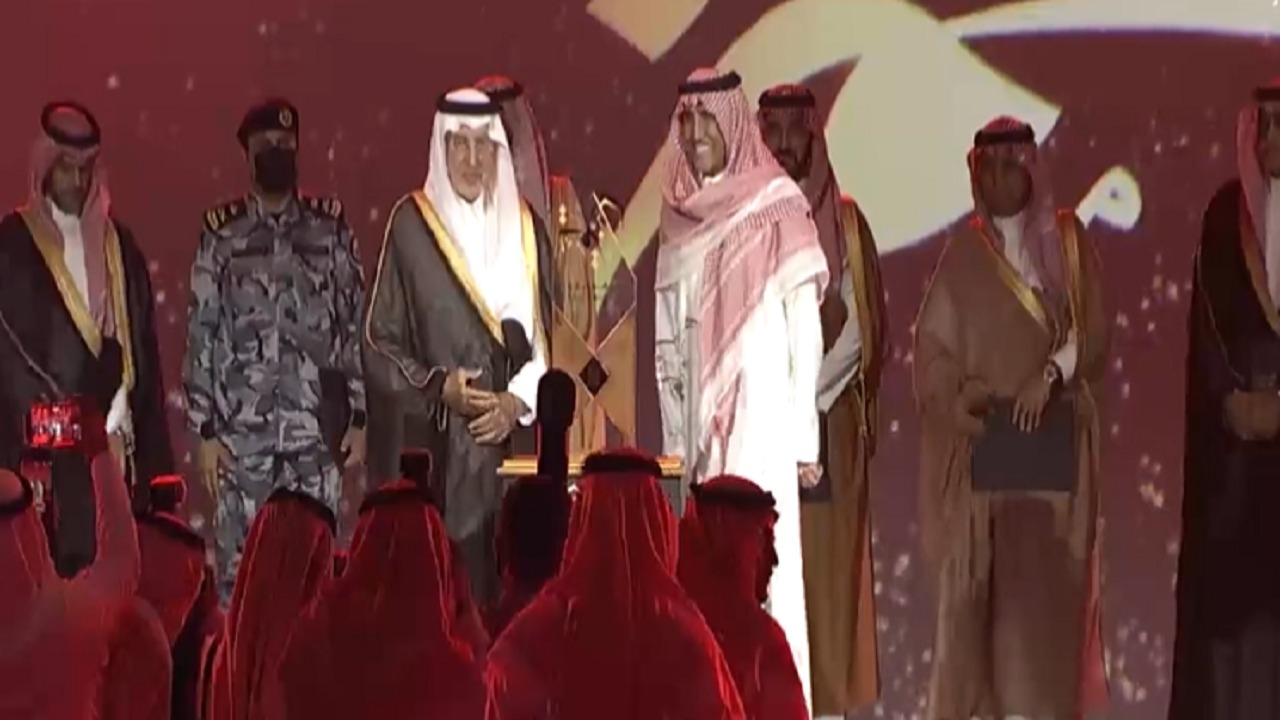 فيديو..لحظة تكريم الأمير خالد الفيصل لفايز المالكي