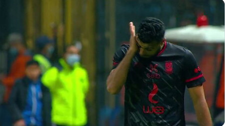 بكاء مهاجم الأهلي المصري بعد نزوله في مباراة فاركو قبل النهاية بدقيقة