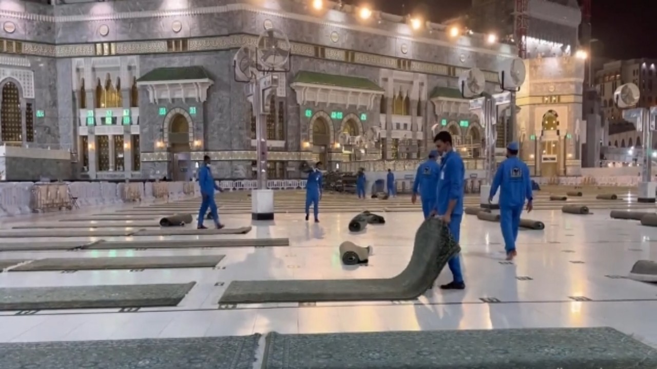 بالفيديو.. لحظة إعادة السجاد لساحات المسجد الحرام بعد عامين من رفعها بسبب الجائحة