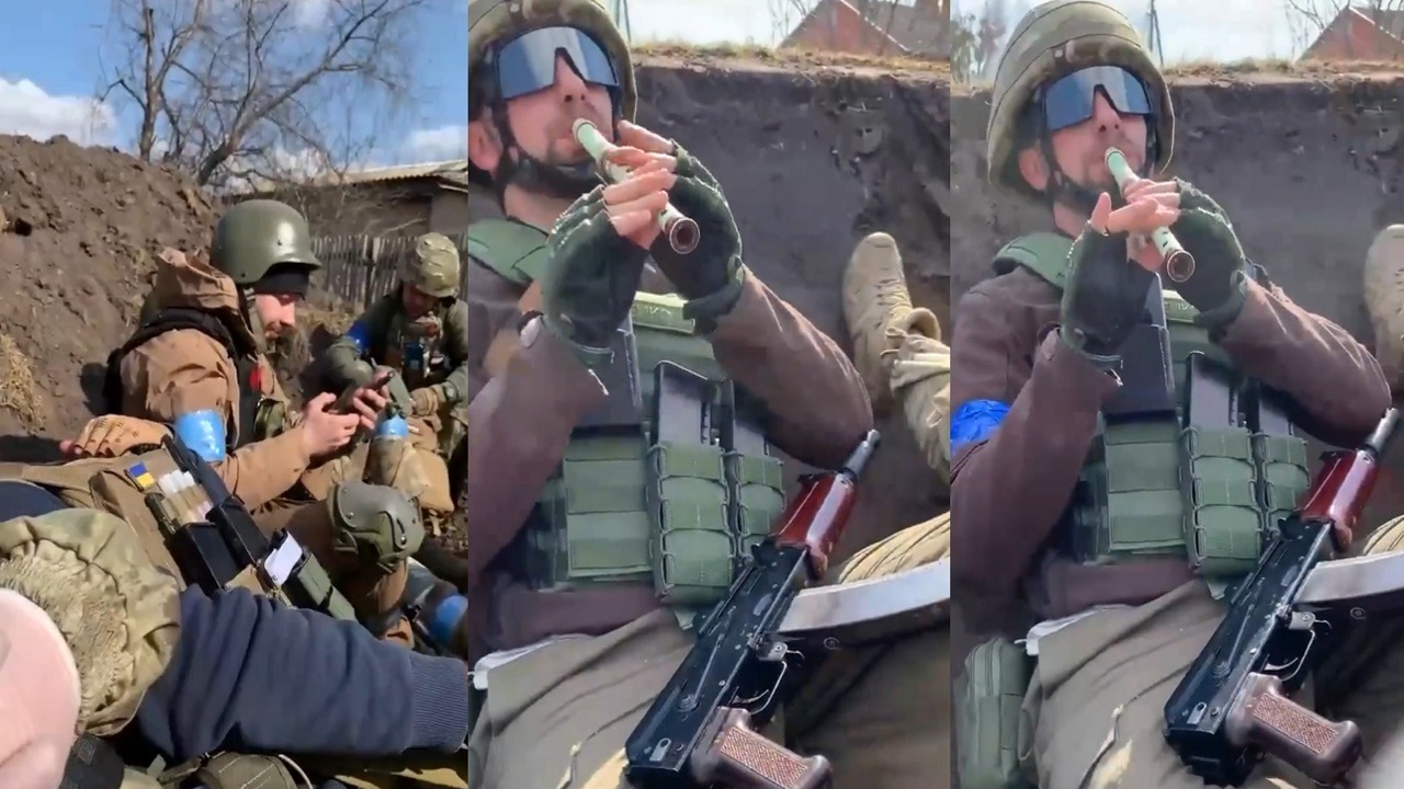فيديو..جندي أوكراني يعزف مقطوعة موسيقية في ساحة المعركة