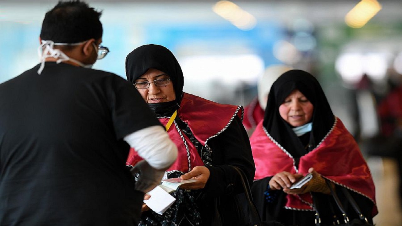 صور.. تزايد الإقبال على مطار الأمير محمد بن عبدالعزيز بعد رفع الاحترازات