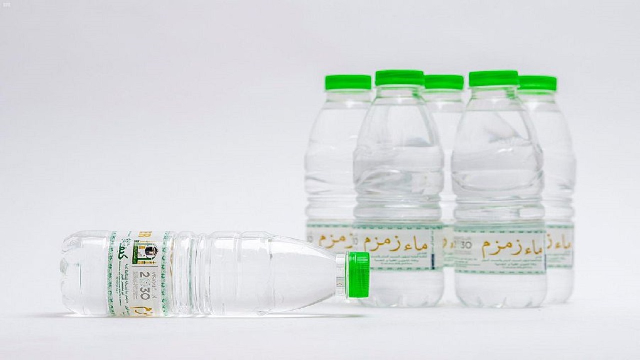 &#8220;شؤون الحرمين&#8221; تعمل على توفير وتوزيع ماء زمزم في المسجد الحرام
