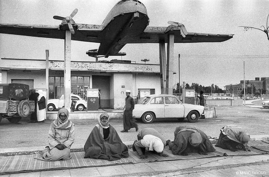 رجال يؤدون الصلاة بالرياض 1974 م