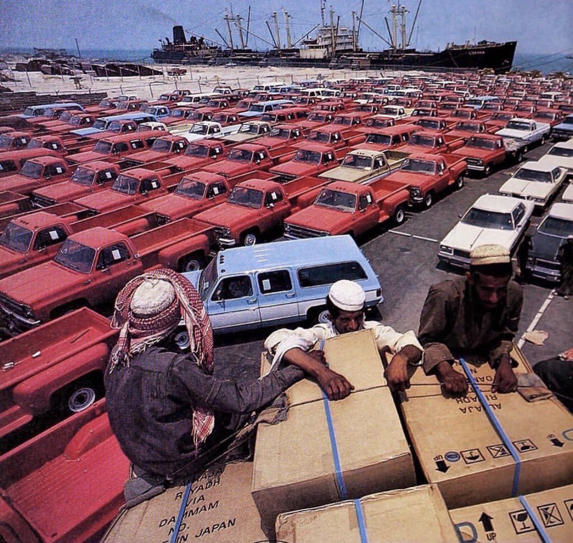 شحنة سيارات في ميناء الدمام قبل 40 عام