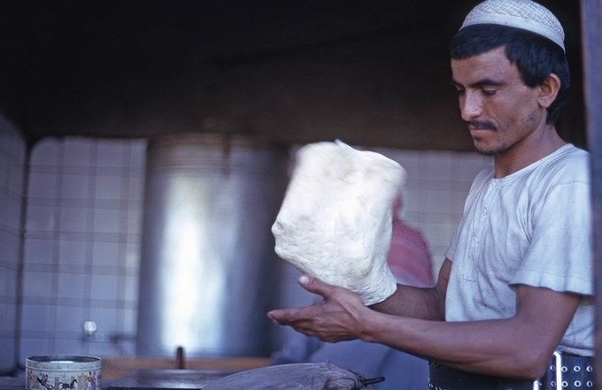 أحد المخابز في مكة المكرمة عام 1394 هـ