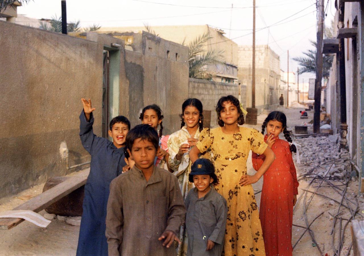 صورة مبهجة لمجموعة من الأطفال في رأس تنورة بالثمانينيات