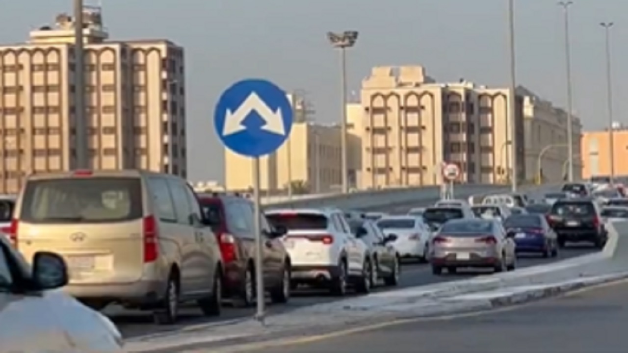 بالفيديو.. ازدحام السيارات في كوبري “المربع” في جدة