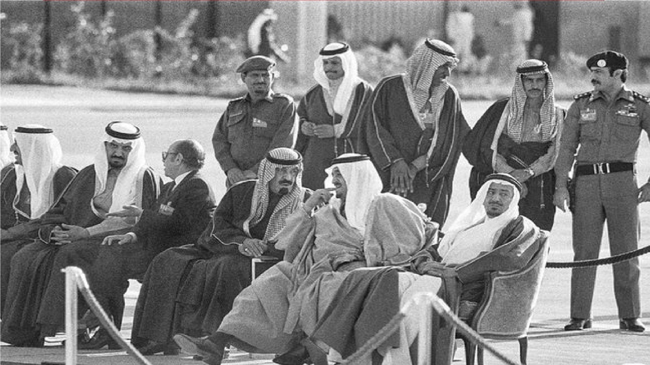 صورة تاريخية لعدد من الملوك أثناء انتظارهم لضيوف مؤتمر القمة الإسلامي