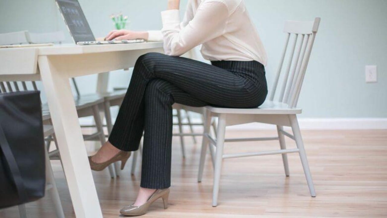 الجلوس بطريقة تقاطع الساقين يؤدي لمخاطر صحية