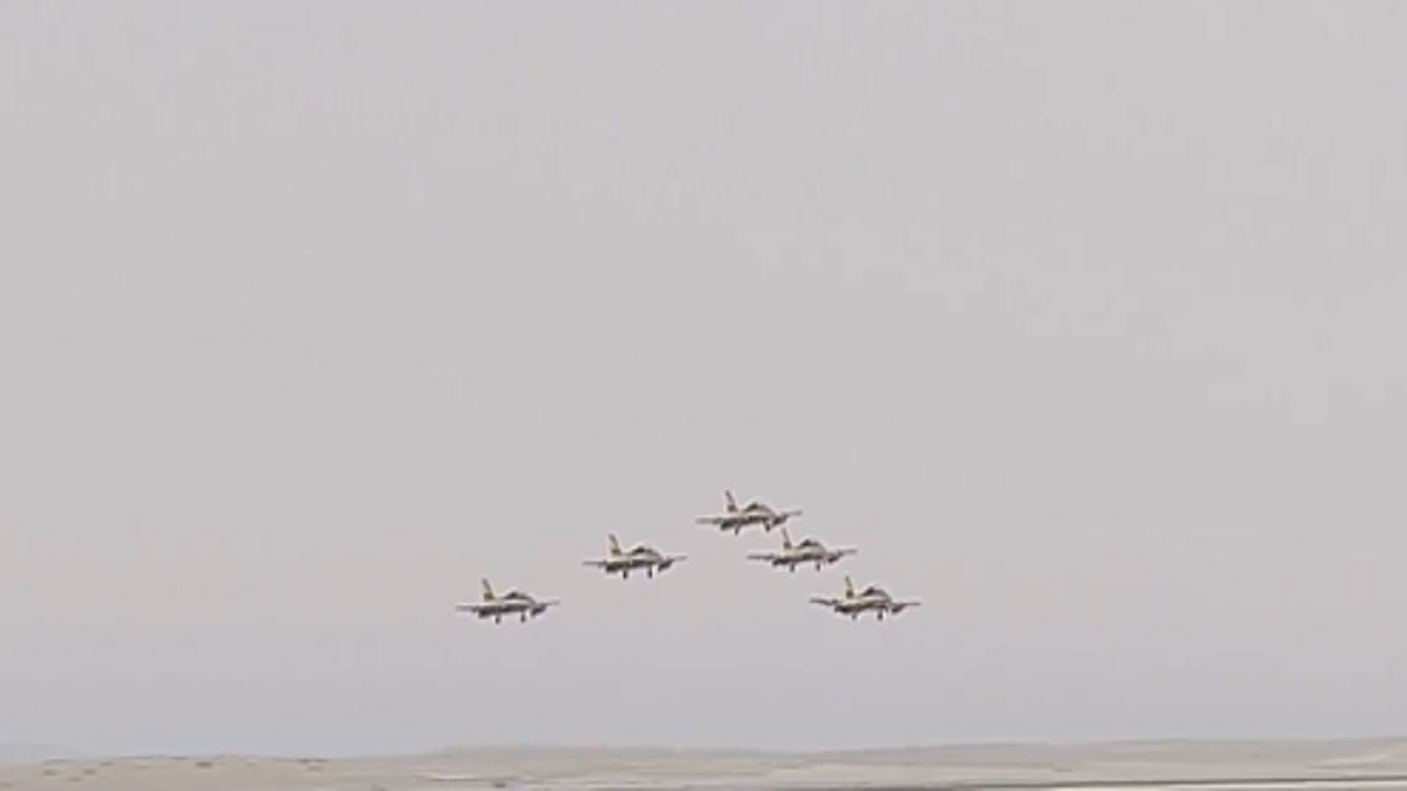 بالفيديو.. فريق الفرسان الإماراتي يقدم العروض الجوية في معرض الدفاع العالمي