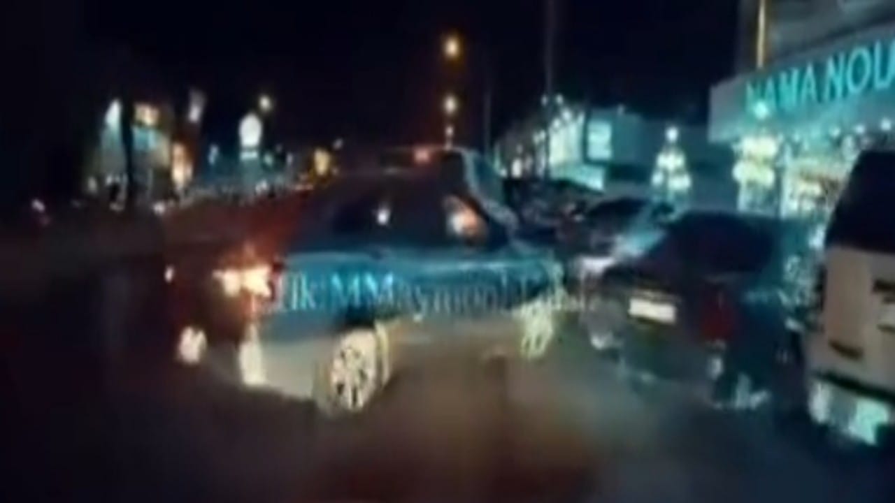 بالفيديو.. فتاة تقوم بمنع شخص من الوقوف في موقف سيارة