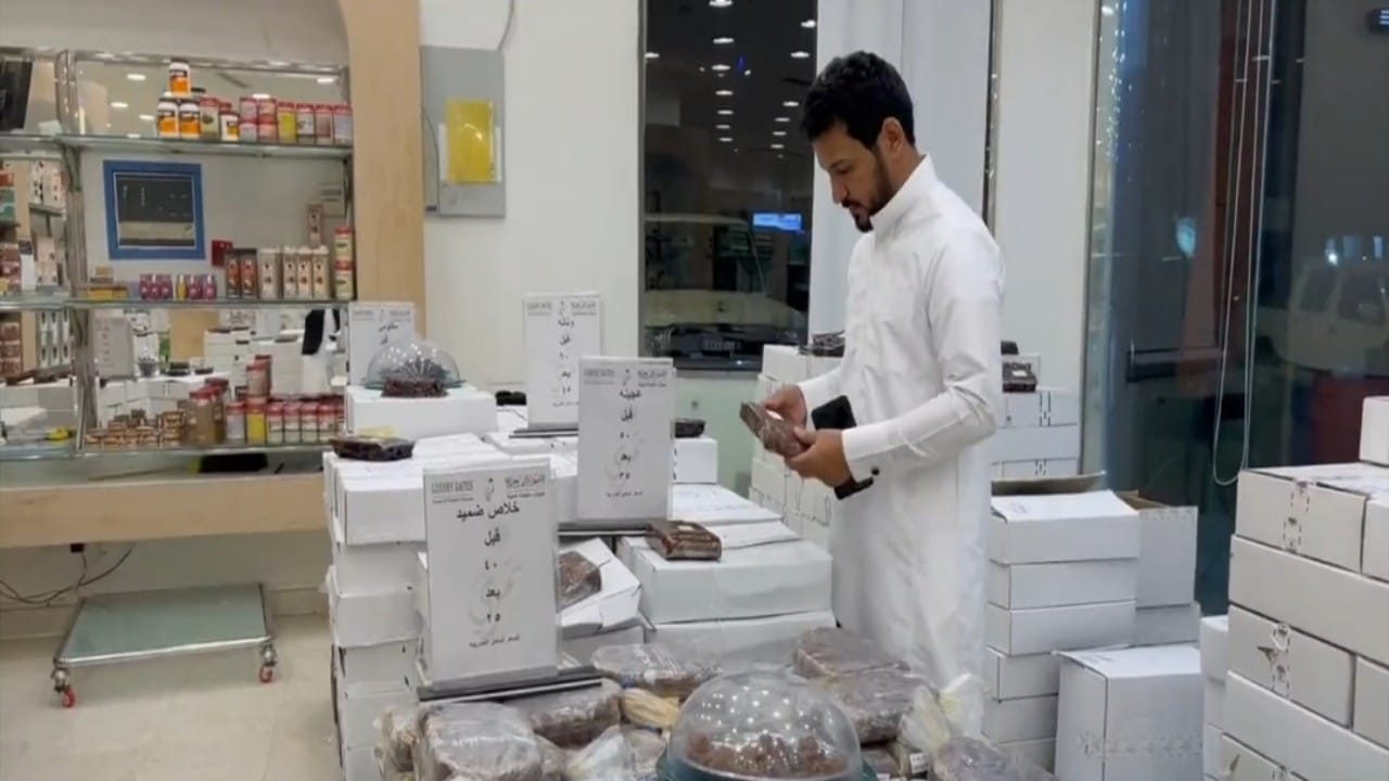 بالفيديو.. شاب سعودي يحصد 40 ألف ريال شهريًا من بيع التمور