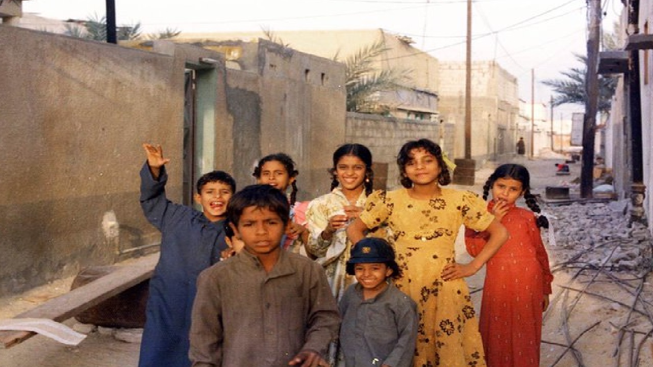 أمريكي يلتقط صورة مبهجة لمجموعة من الأطفال في السعودية قبل 50 عام