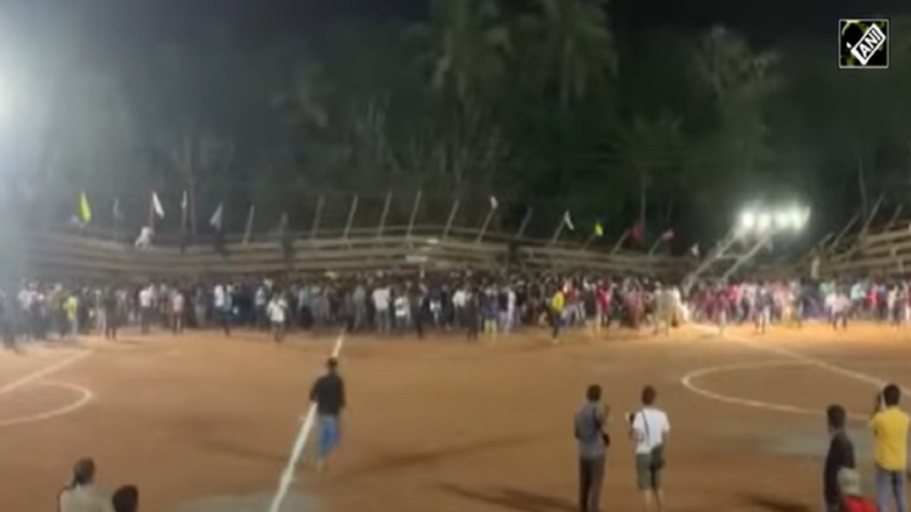 بالفيديو.. لحظة انهيار مدرج خلال مباراة كرة قدم في الهند