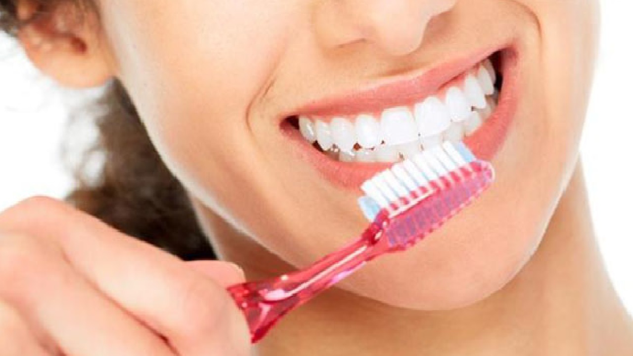 تحذير من استخدام الخل في تنظيف الأسنان