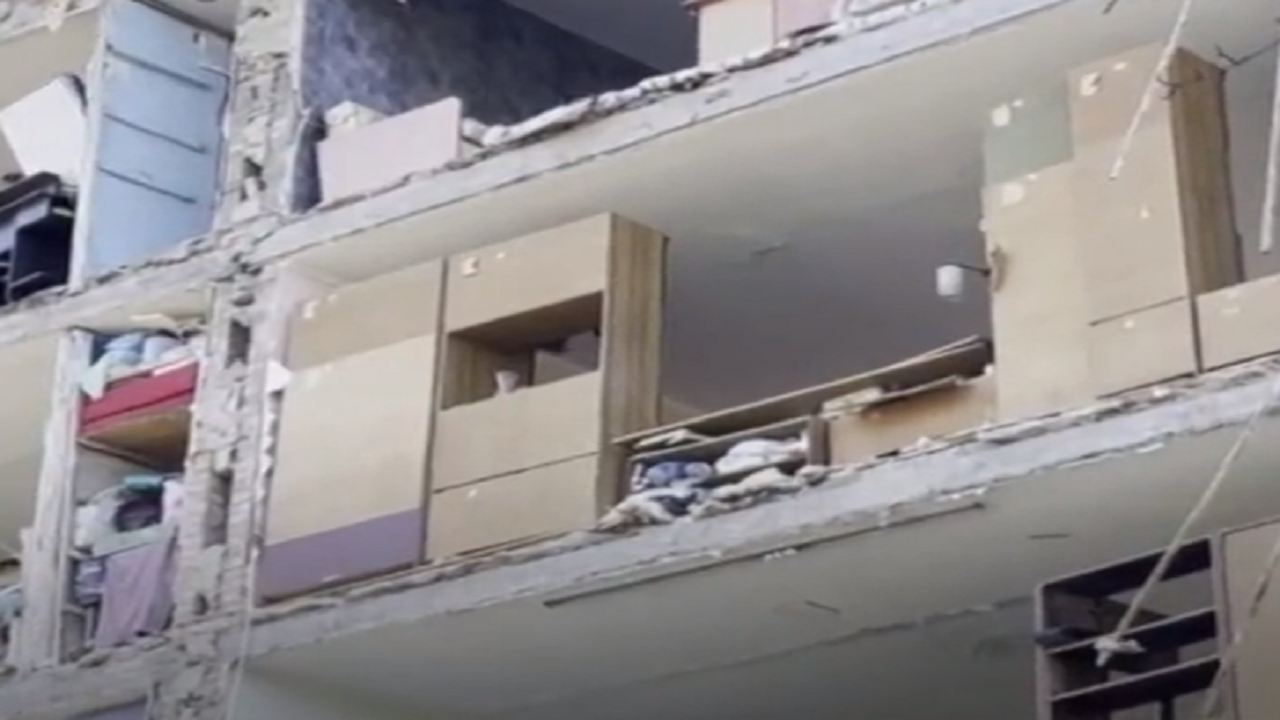 بالفيديو.. تدمير واجهات المنازل بالكامل في كييف بسبب القصف