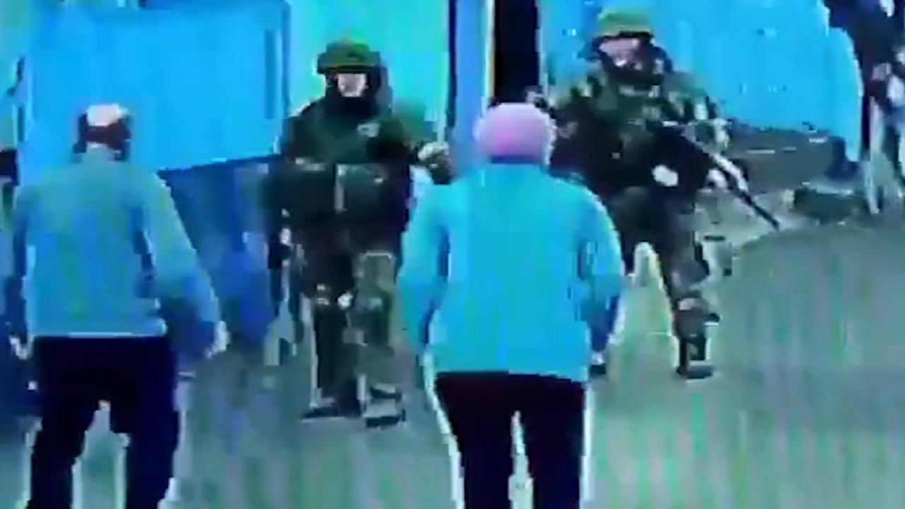 بالفيديو.. زوجان أوكرانيان مسنان يتصديان لجنودًا روس