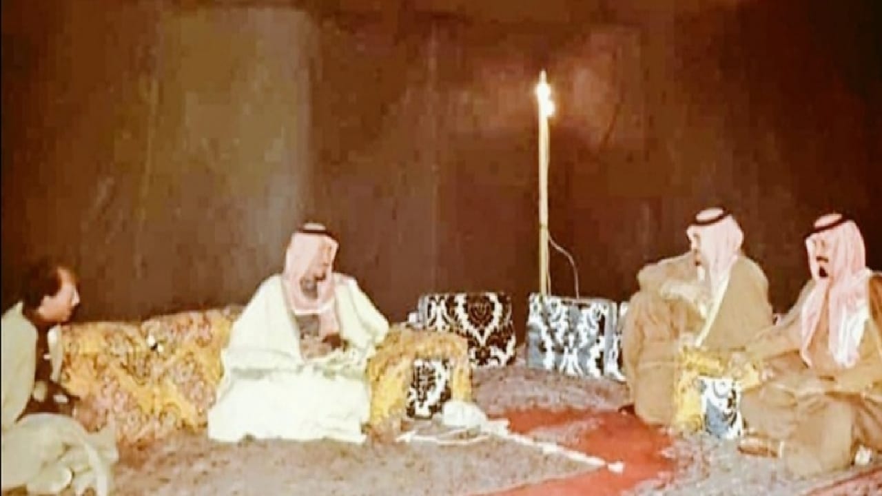 صورة نادرة للملك خالد والملك فهد والملك عبدالله مع أنور السادات في جلسة برية