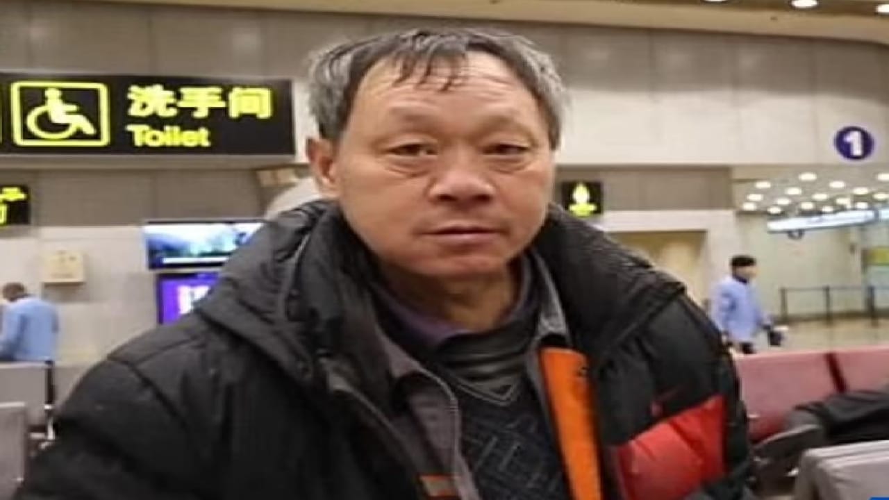 صيني يعيش في مطار بكين منذ 14سنة هرباً من عائلته