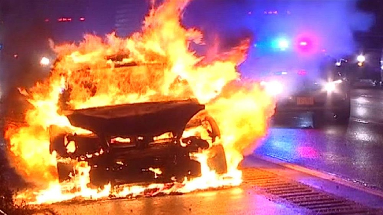 امرأة تحرق سيارة طليقها لزواجه مرة ثانية