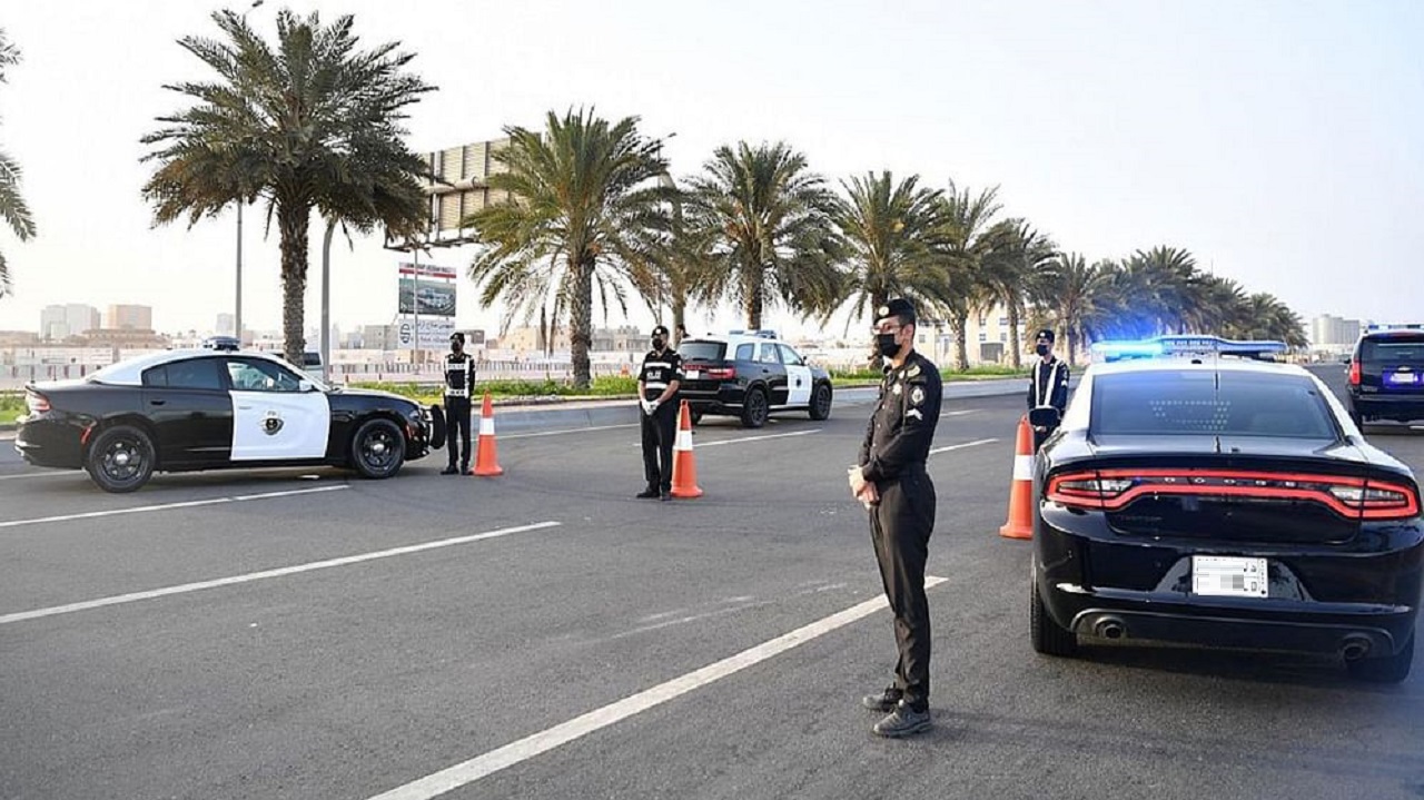 الإطاحة بـ 3 مواطنين سطوا على محلين تجاريين في جدة