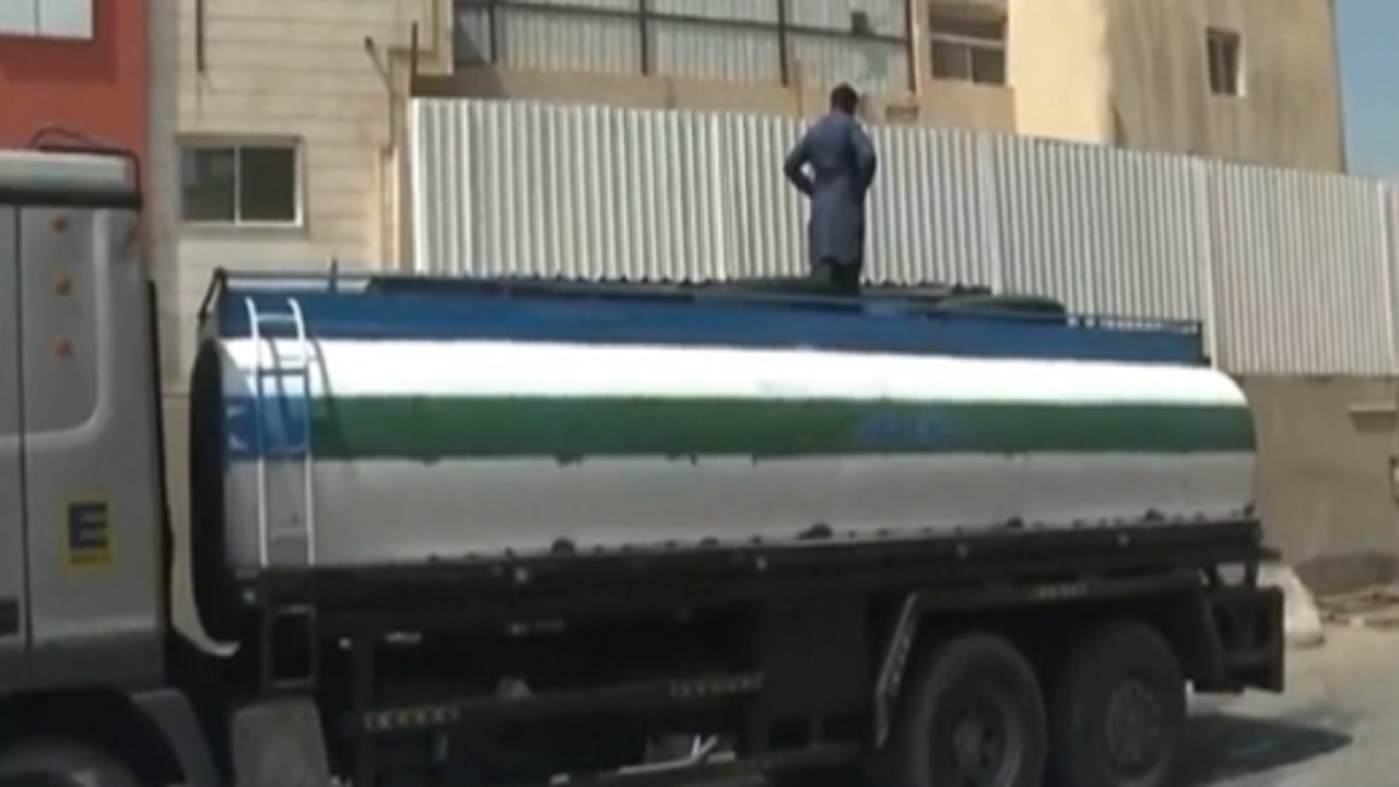 بالفيديو .. عمالة مخالفة تدير آبارا عشوائية داخل حي أبرق الرغامة بجدة