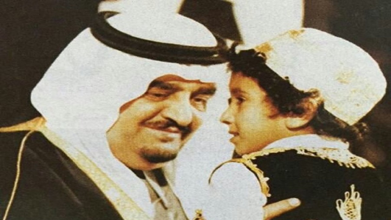 صورة تاريخية للملك فهد والأمير نواف في حفل مدارس الرياض
