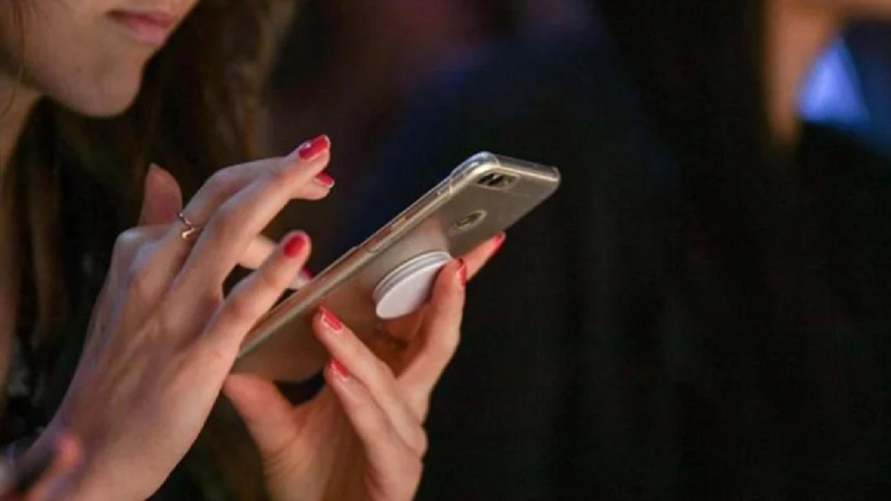 زوج في دعوى نشوز ضد زوجته: تنشئ علاقات مع رجال عبر الإنترنت