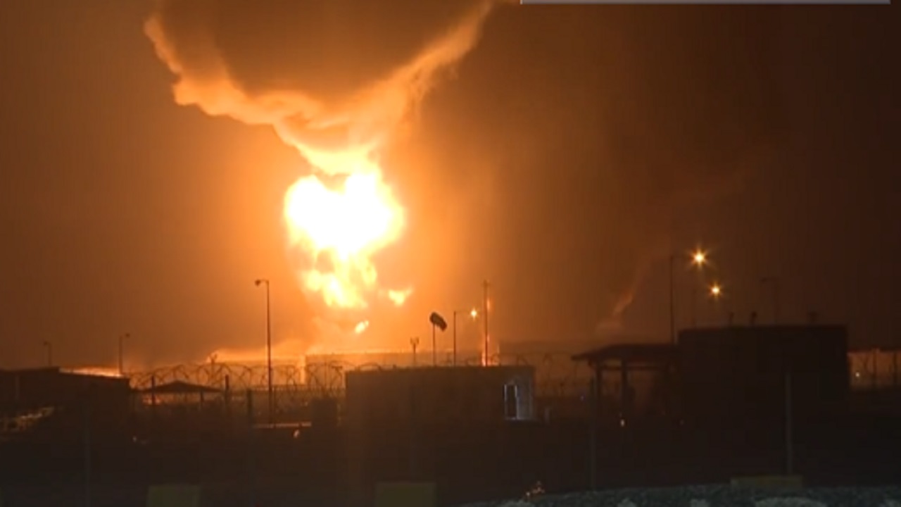الدفاع المدني: السيطرة على حريق خزان النفط الثاني بمحطة أرامكو في جدة