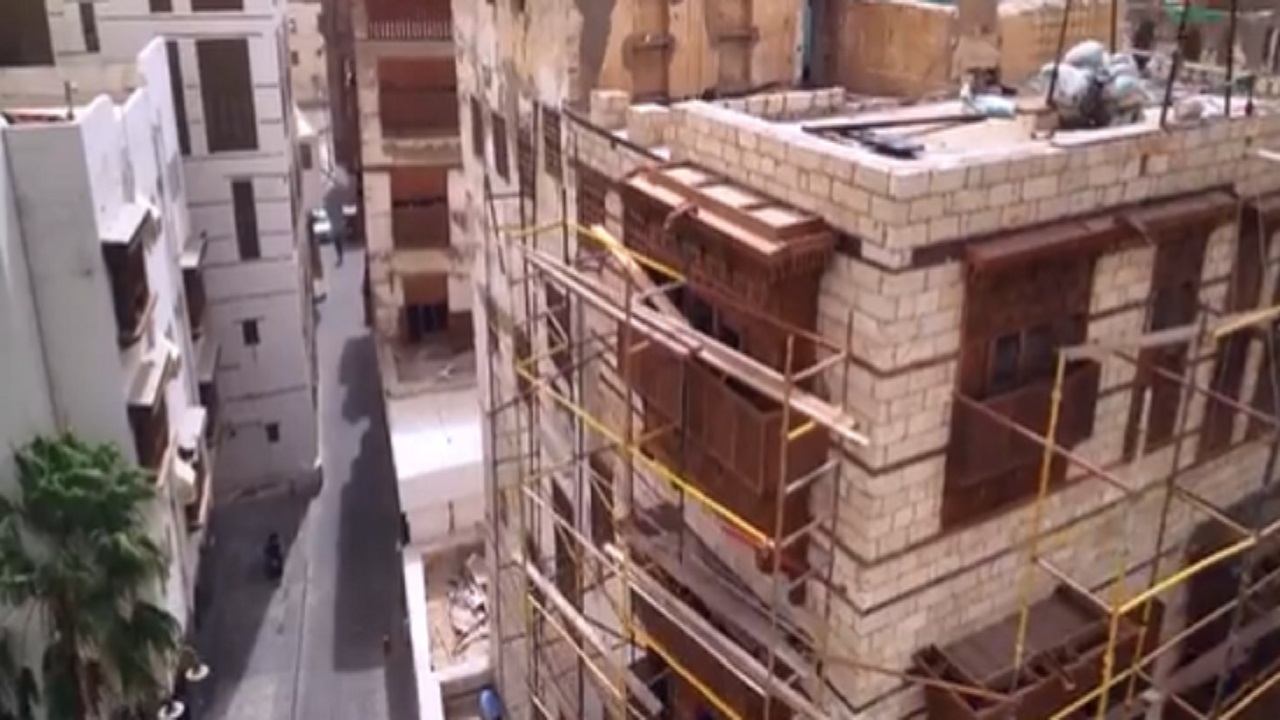 قصة سقوط البيت التاريخي في جدة وإعادة بناؤه في أقل من عام (فيديو)