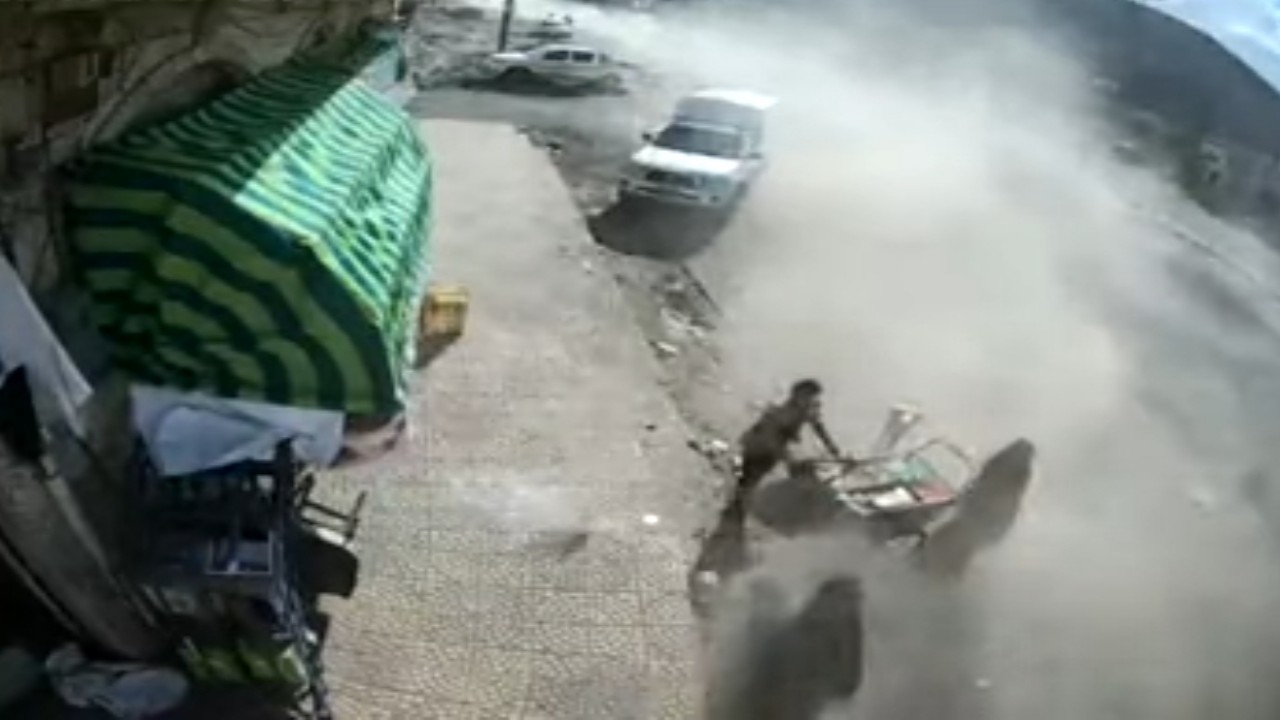 بالفيديو.. نجاة فتاة يمنية من موت محقق أثناء مرورها بالشارع