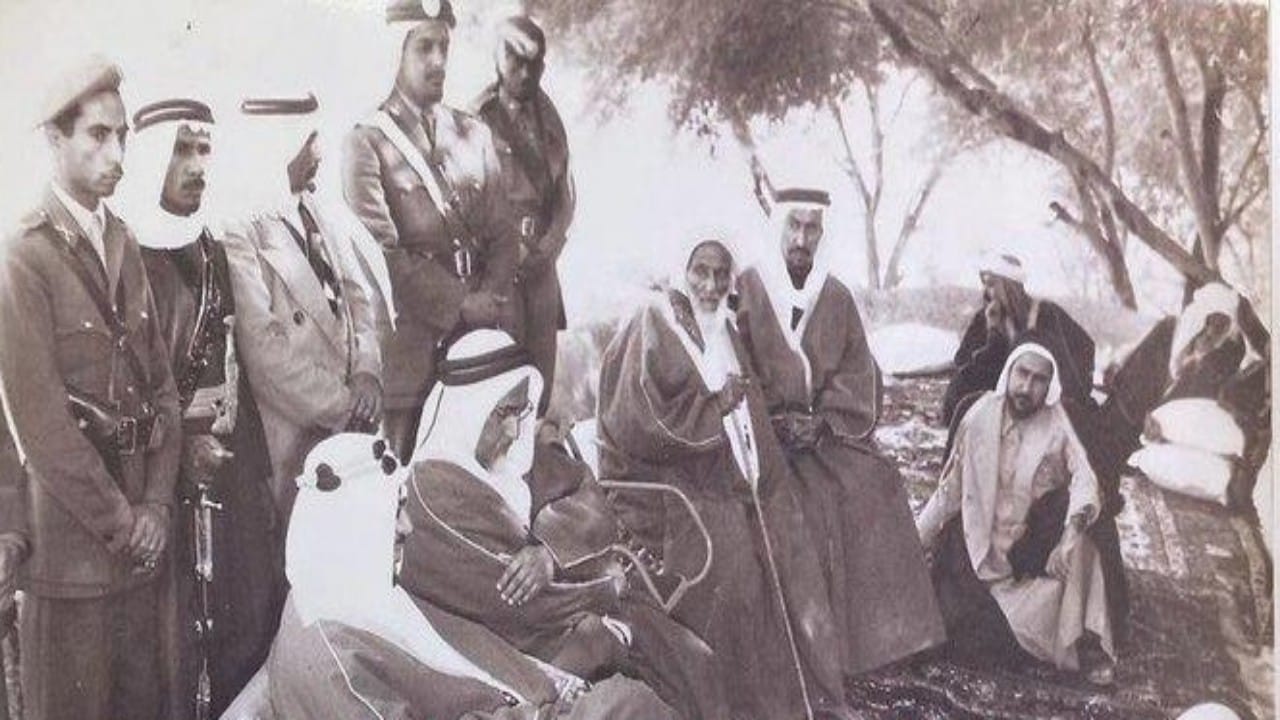 صورة نادرة توثق زيارة الملك سعود لمنطقة أم صلال في قطر