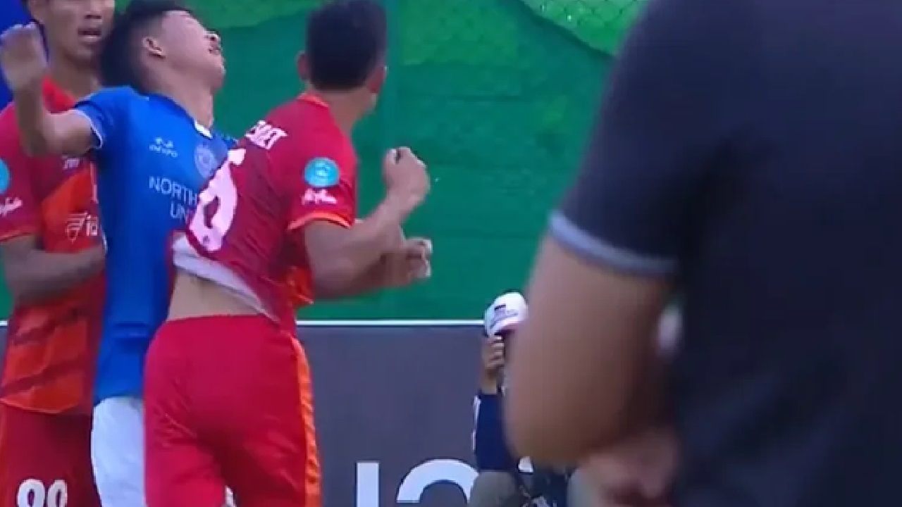 بالفيديو .. لاعب يوجه ضربة عنيفه للاعب الفريق المنافس بالدوري التايلندي