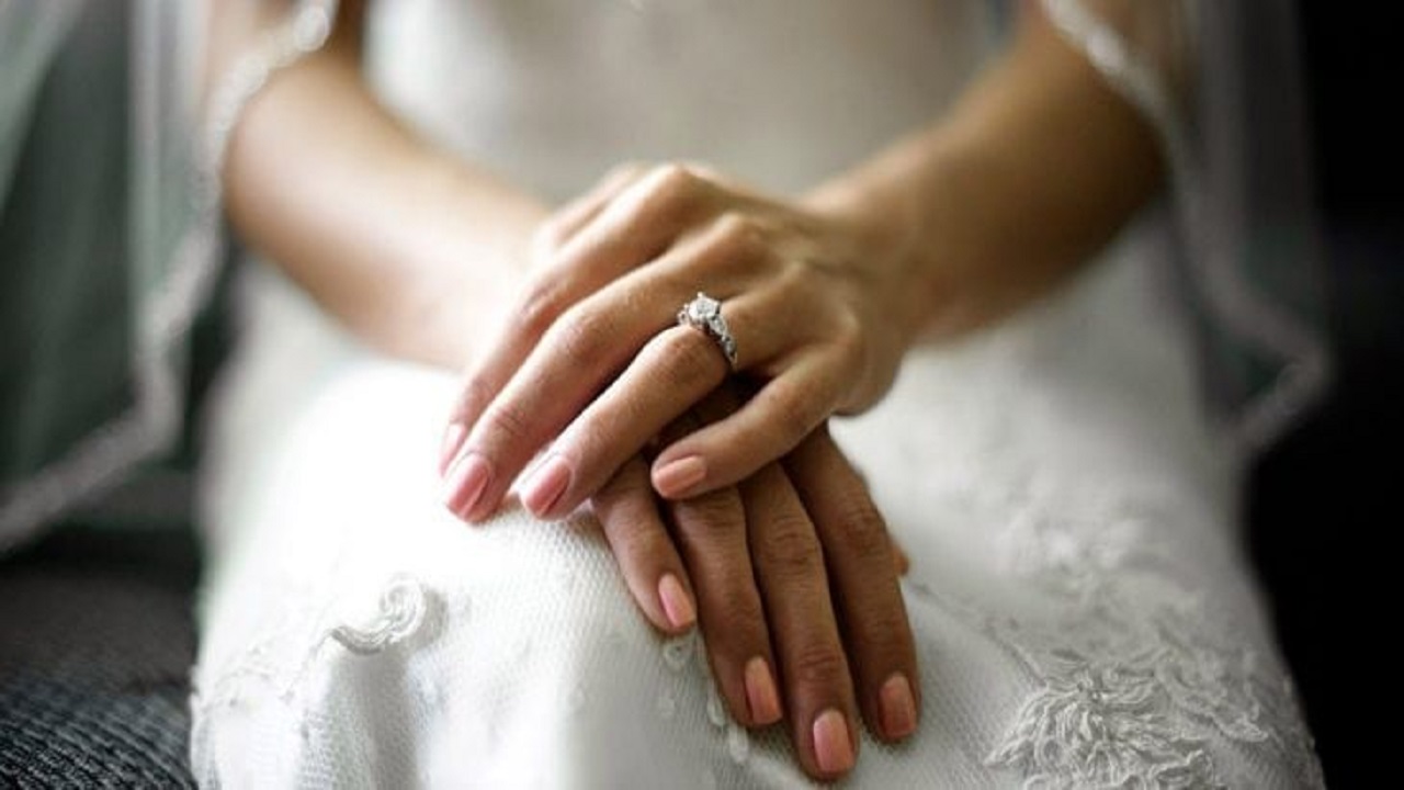 فتاة تتهم والدتها بالاستيلاء على مهرها