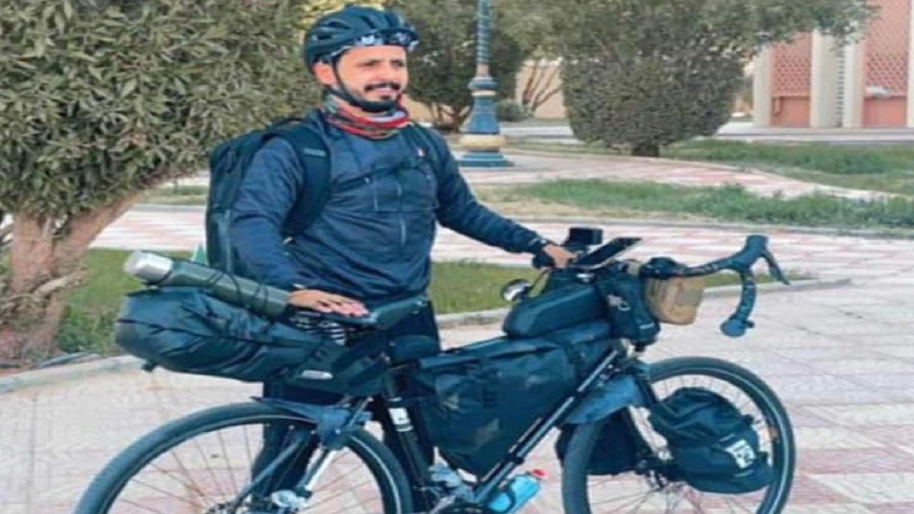 بدأها من يوم التأسيس.. مواطن يقطع رحلة ذهاب وعودة بدراجته من عرعر إلى مكة