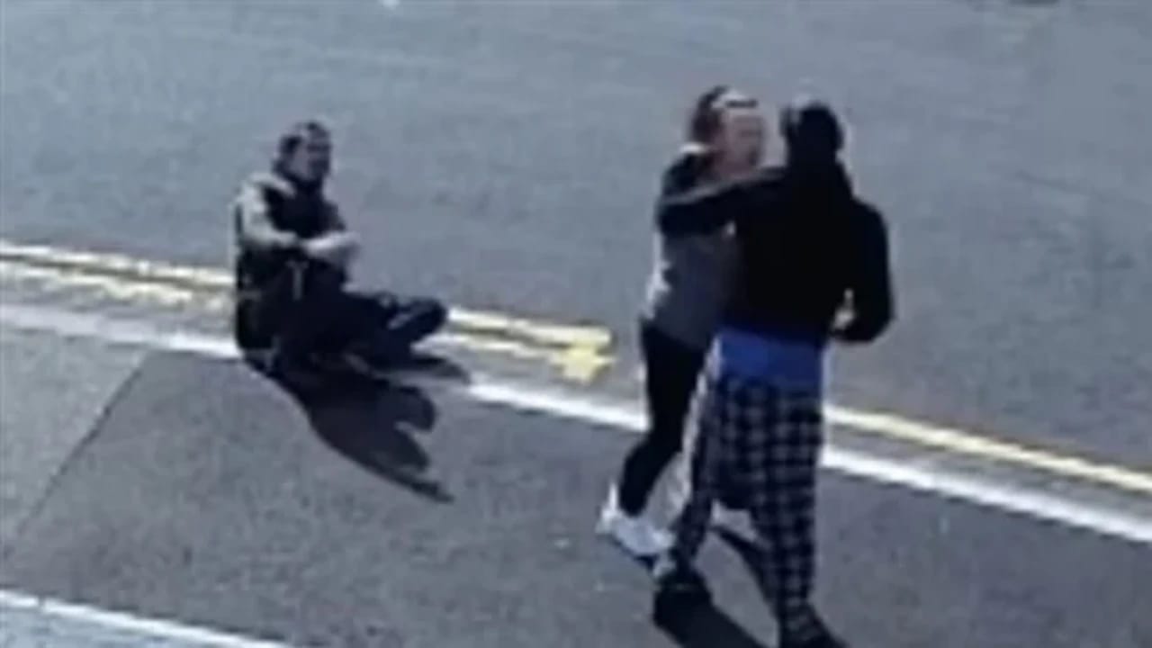 بالفيديو.. امرأة شجاعة تنقذ رجل من هجوم &#8220;سفاح&#8221;