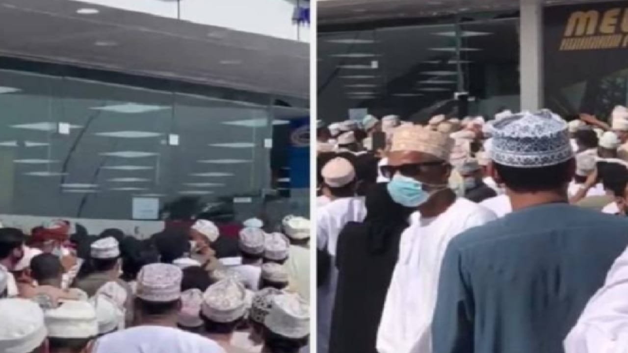 شاهد.. حشود كبيرة من الزبائن تقتحم متجر أعلن تخفيضات