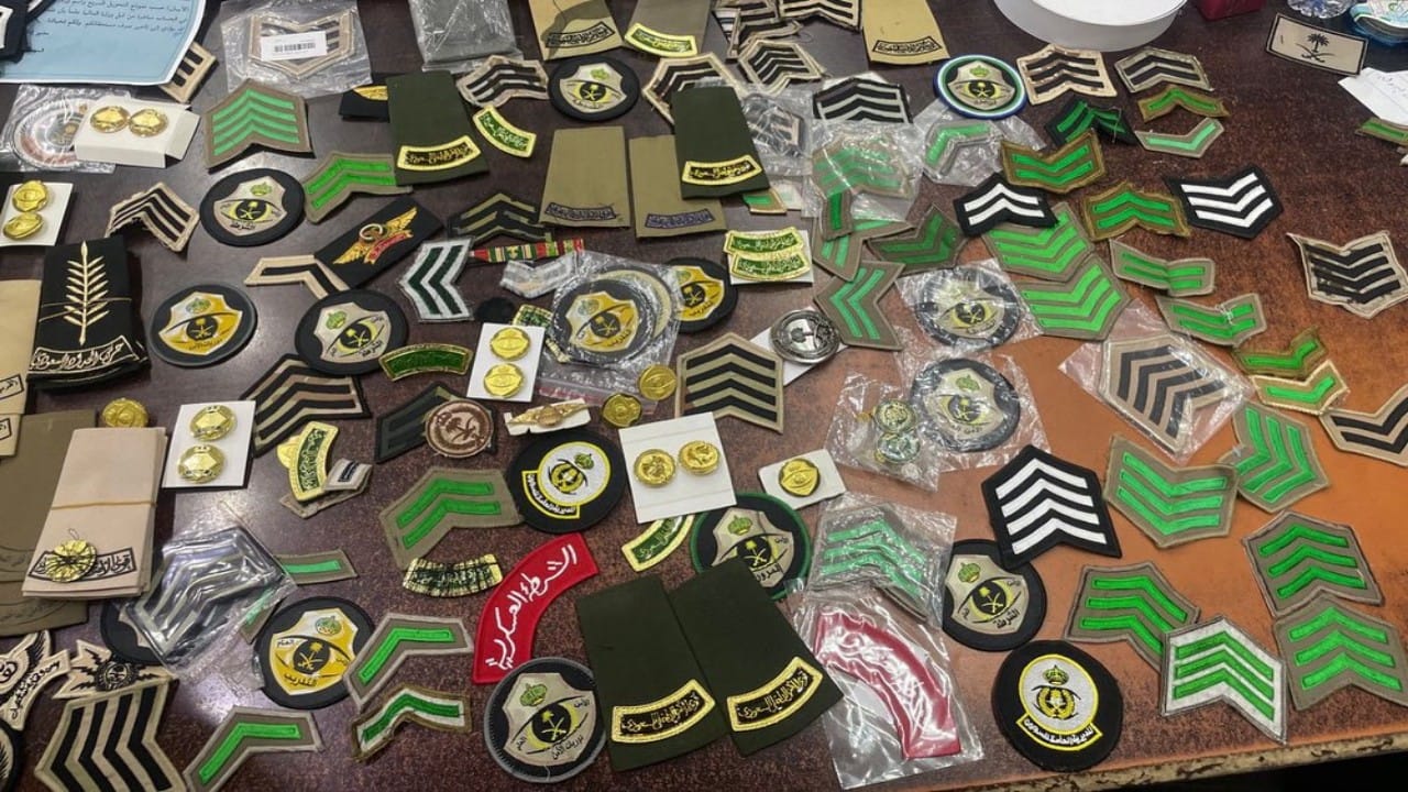 ضبط 81 بدلة عسكرية و 361 شعار عسكري في القصيم &#8220;صور&#8221;