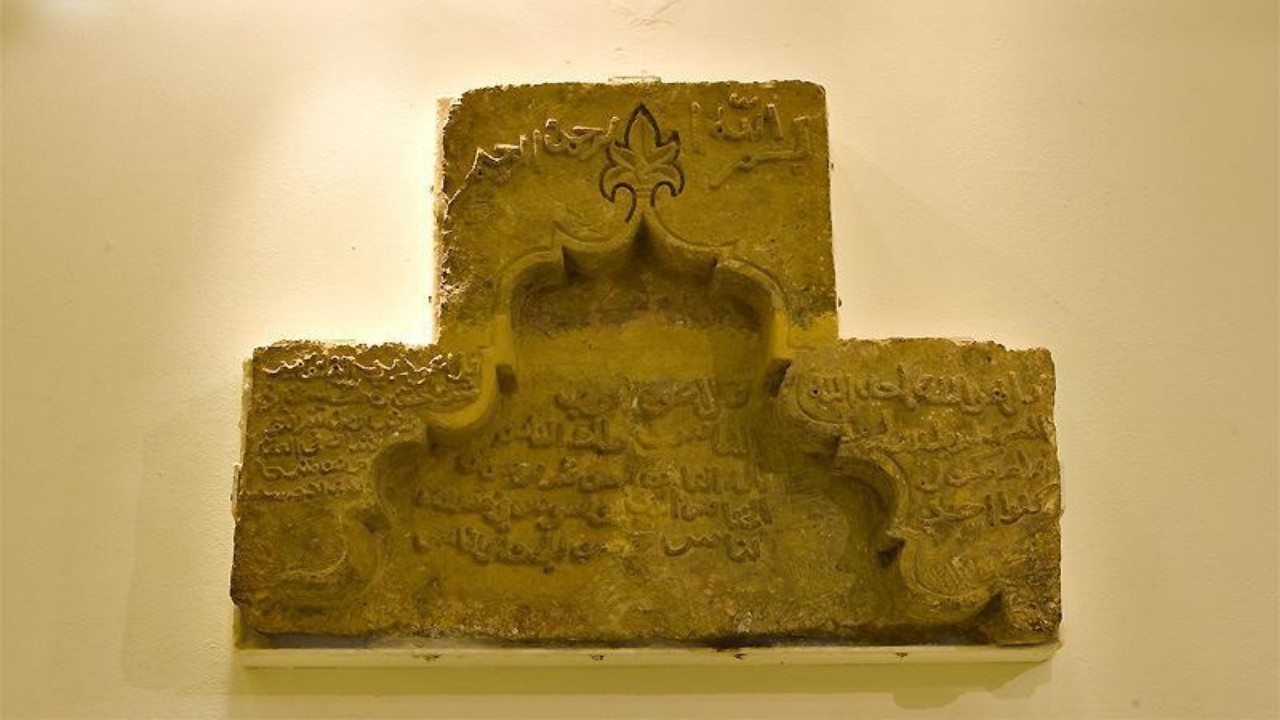 زخرفة حجر الشميسي الأثرية تزين أروقة المسجد الحرام