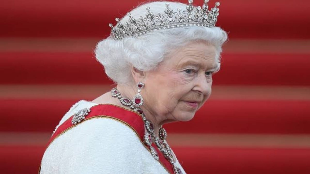 تصرف غير متوقع من الملكة إليزابيث الثانية خلال جلسة تصوير
