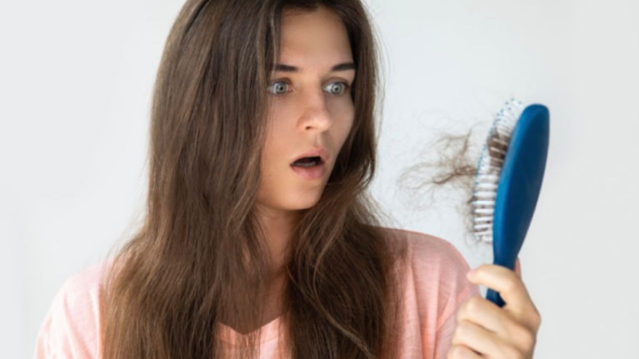 أبرز الأمراض التي تتسبب في تساقط الشعر