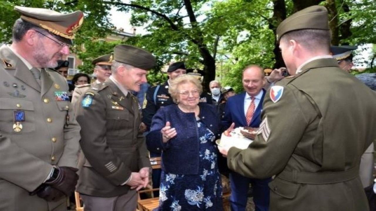 امرأة تحصل على تعويض عن كعكة سرقها جنود قبل 77 عامًا