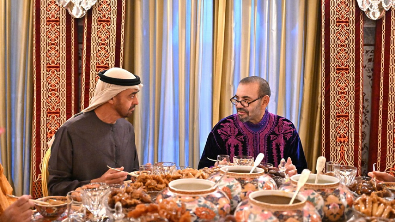 صور.. ملك المغرب يقيم مأدبة إفطار للشيخ محمد بن زايد