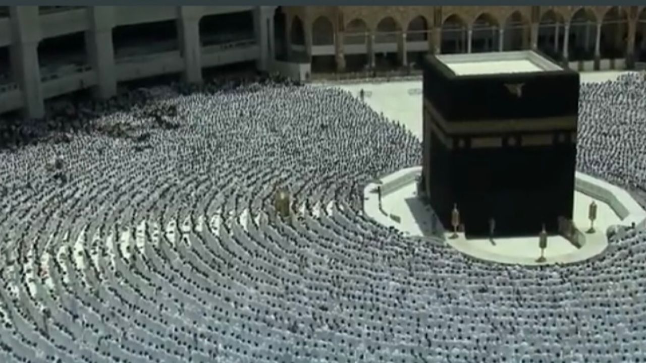 بالفيديو.. صلاة آخر جمعة من رمضان في أجواء روحانية بالحرم المكي والمسجد الحرام