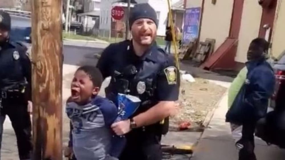 شاهد.. الشرطة الأمريكية توقف طفلاً لسرقته رقائق بطاطس