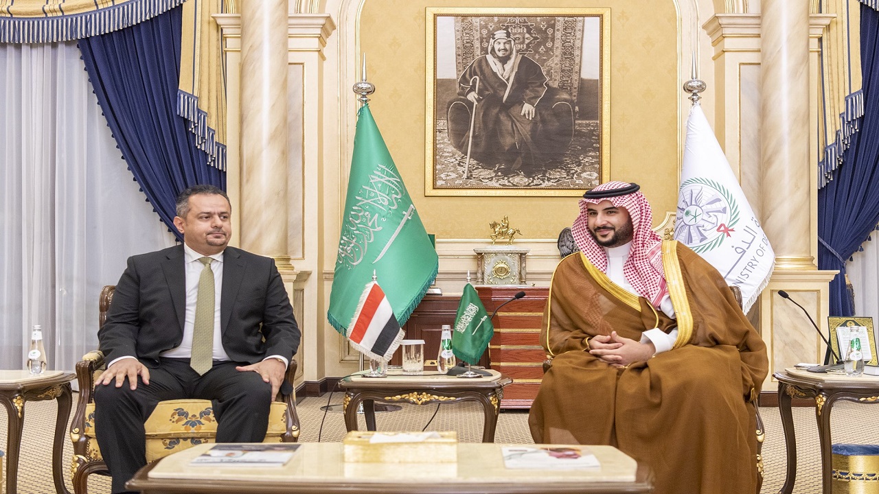 الأمير خالد بن سلمان يلتقي برئيس مجلس الوزراء اليمني