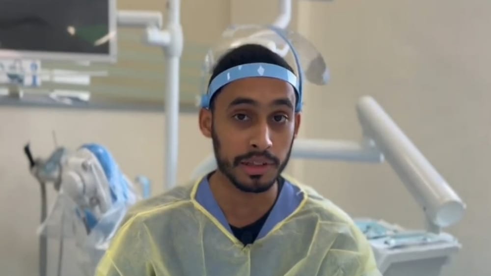 بالفيديو.. شاب يجمع بين دراسة الطب وإمامة المسجد
