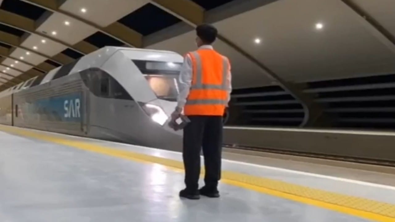 بالفيديو.. انطلاق أول رحلة قطار من القريات إلى الرياض